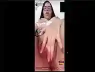 Chica mostrando sus tetas y culo en webcam